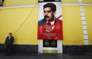 Cuelgan un pendón de Maduro de un balcón de la Cancillería (foto)