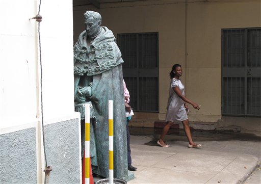 La estatua de Antonio Salazar, un dictador portugués de la época colonial, está de cara a la pared en un patio de la bibloteca nacional en Maputo, la capital de Mozambique (AP/Christopher Torchia)