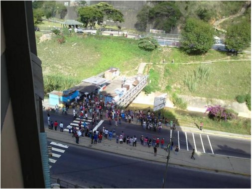 Caricuao amanece encendido: Protesta se traslada a Ruíz Pineda