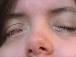 Logró su sueño de ser ciega… al echarse destapa cañería en los ojos (sí, a propósito + VIDEO)