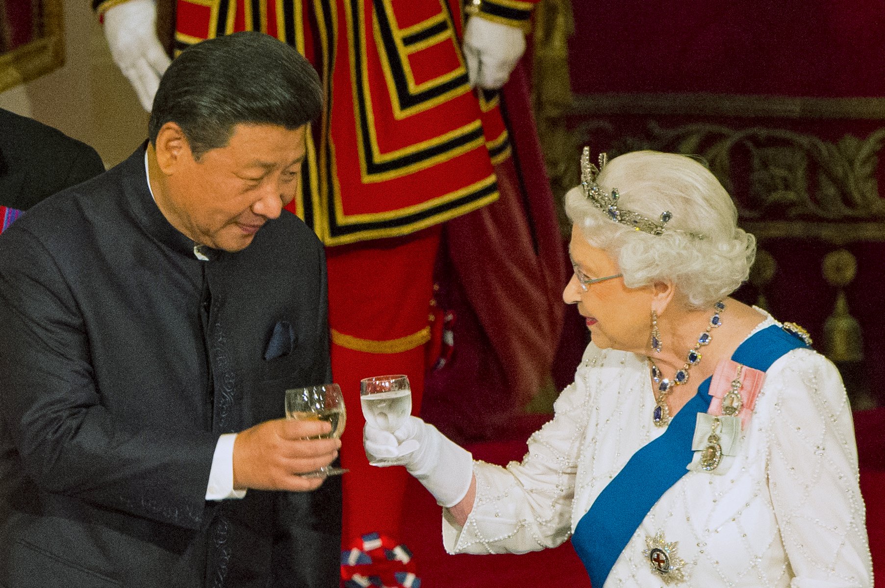 China desoye a Isabel II y asegura que la visita de Xi fue un éxito