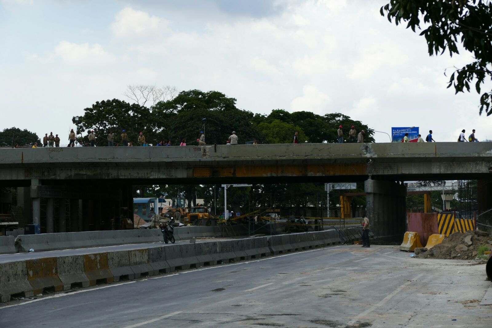 Colas y más colas en el elevado de Los Ruices (Fotos)