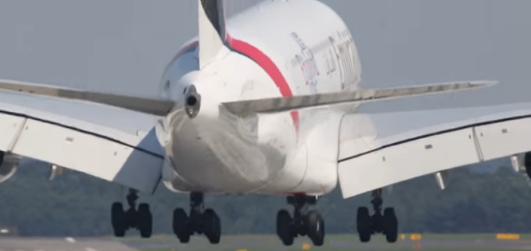 Esto es lo que pasa cuando el avión comercial más grande del mundo aterriza con viento cruzado(Video)
