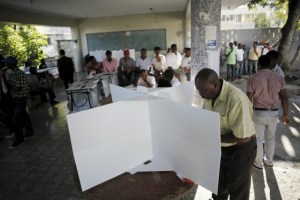 Dos senadores heridos en manifestación contra resultados electorales en Haití