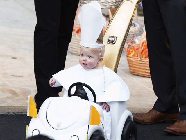 FOTO: El Papamóvil-bebé que se llevó máximo premio de Halloween en Casa Blanca