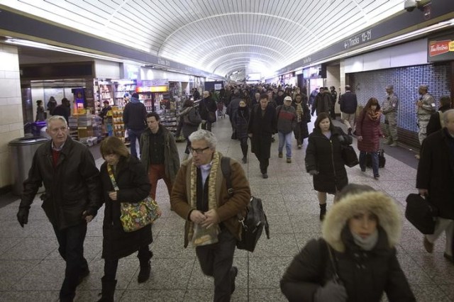 Personas caminando en la Estación Penn en Nueva York, 13 de enero de 2015. Un tiroteo cerca del centro de transportes de la Estación Penn en Nueva York dejó un muerto y dos heridos, reportó CNN el lunes, que agregó que aún no es clara la situación del atacante. REUTERS/Carlo Allegri