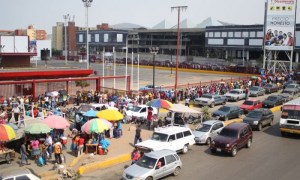 Golpes y empujones protagonizaron mega cola en Bicentenario de Puerto La Cruz