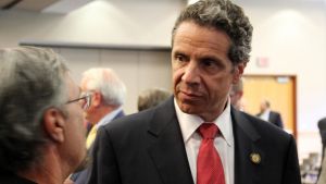 Gobernador de Nueva York aumentará salario de funcionarios hasta 15 dólares la hora