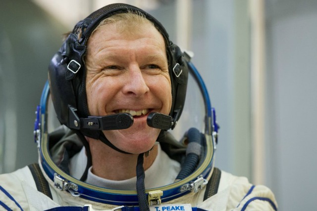 Astronauta británico Tim Peake sonríe mientras se pone cerca de Rusia Souyz simulador de vehículo espacial durante una sesión de entrenamiento previa al vuelo en el Centro de Entrenamiento de Cosmonautas Gagarin 'en Star City, en las afueras de Moscú el 11 de noviembre de 2015. El astronauta Tim Kopra, el cosmonauta ruso Yuri Malenchenko y el astronauta británico Tim Peake se han programado para despegar a la Estación Espacial Internacional (ISS) el 15 de diciembre AFP PHOTO