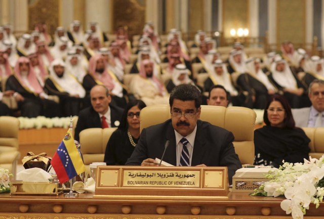 Venezuela's President Nicolas Maduro (C) attends the Summit of South American-Arab Countries, in Riyadh in this handout picture provided by Miraflores Palace on November 10, 2015. REUTERS/Miraflores Palace/Handout via Reuters ATTENTION EDITORS - THIS PICTURE WAS PROVIDED BY A THIRD PARTY. REUTERS IS UNABLE TO INDEPENDENTLY VERIFY THE AUTHENTICITY, CONTENT, LOCATION OR DATE OF THIS IMAGE. THIS PICTURE IS DISTRIBUTED EXACTLY AS RECEIVED BY REUTERS, AS A SERVICE TO CLIENTS. FOR EDITORIAL USE ONLY. NOT FOR SALE FOR MARKETING OR ADVERTISING CAMPAIGNS.