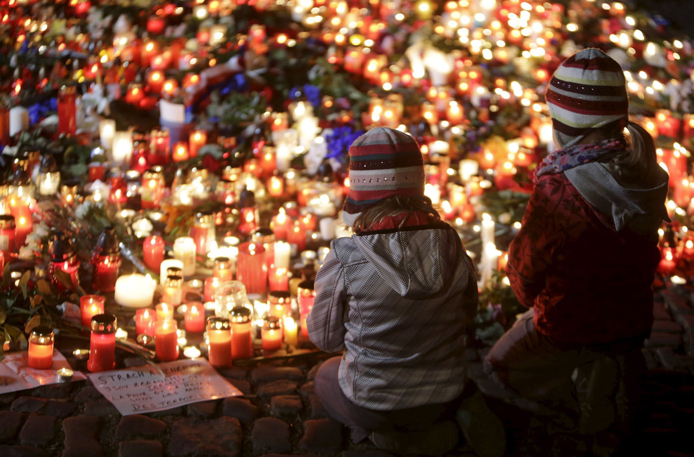 Flores, velas, oración y entereza: Cae la noche en Europa a un día del ataque terrorista en Francia (FOTOS)