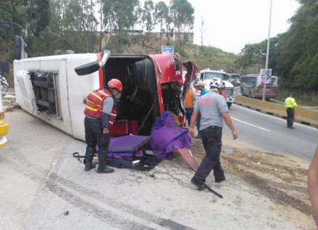 Cola desde temprano en la Panamericana por autobús volteado