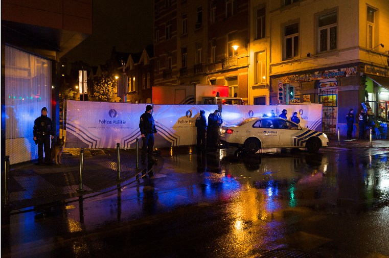 Un hombre tomó rehenes cerca de París, tras matar a un policía