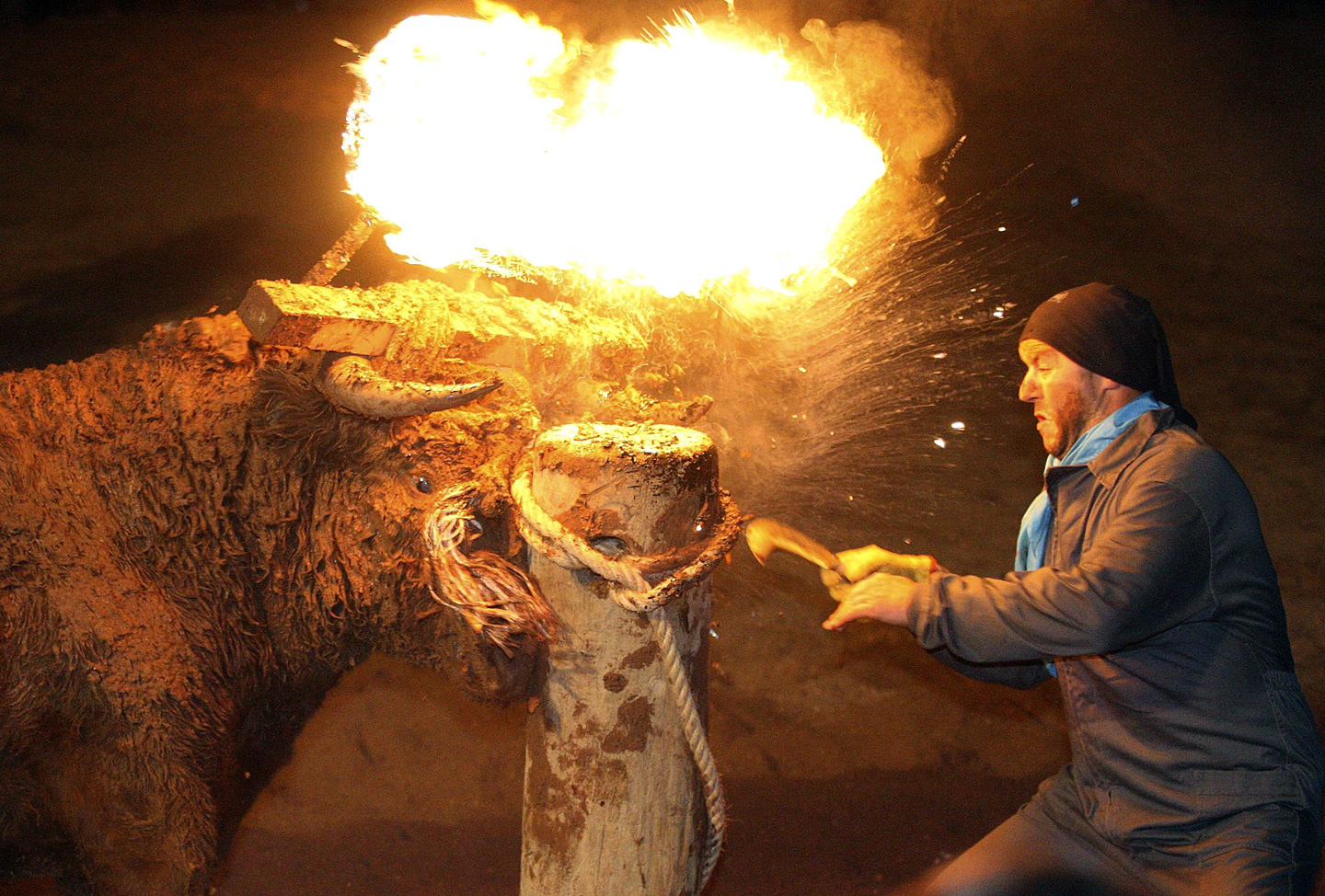 ¿Arte?… Violentos “humanos” torturan a un toro con candela en sus cuernos (FOTOS)