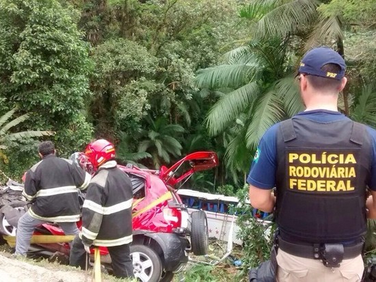 Al menos cinco muertos y veinte heridos dejó choque de autobús en Brasil