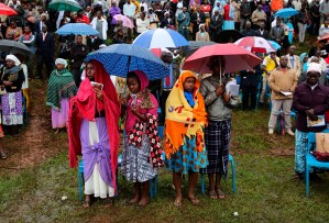 Miles de personas esperan bajo la lluvia la misa del Papa en Nairobi (Fotos)