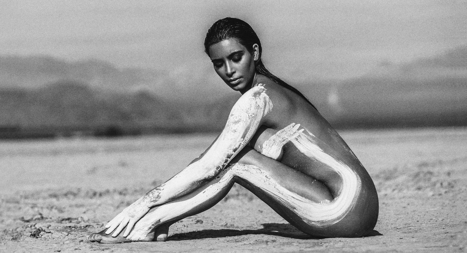Completico y de locura… el desnudo “desértico” de Kim Kardashian pre embarazo (IMPERDIBLE)