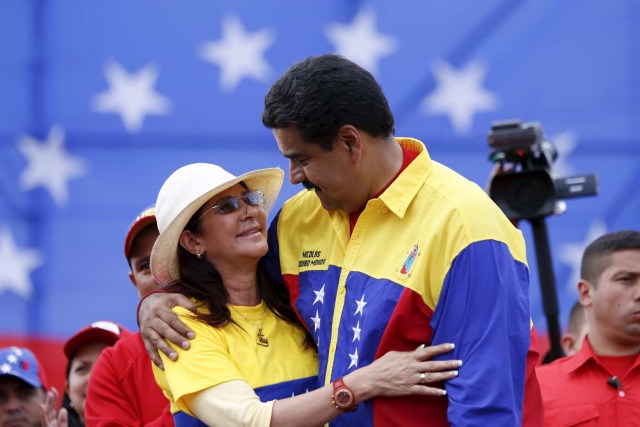 Venezuela's President Nicolas Maduro embraces his wife Cilia Flores during the final campaign rally with pro-government candidates for the upcoming parliamentary elections, in Caracas December 3, 2015. Venezuela will hold parliamentary elections on December 6. REUTERS/Carlos Garcia Rawlins