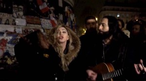 Madonna improvisa un concierto en la Plaza de la República de París (fotos)