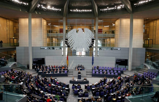 La canciller alemana Angela Merkel (C) da un discurso durante una sesión de la cámara baja del parlamento alemán, el Bundestag en Berlín, Alemania, 16 de diciembre de 2015. REUTERS / Fabrizio Bensch