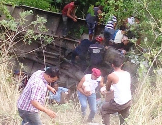 Saquean camión de embutidos que se desbarrancó en la autopista Gran Mariscal de Ayacucho (Fotos)