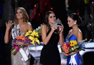 ¡Devastada! Miss Venezuela consuela a una Miss Colombia bañada en lágrimas