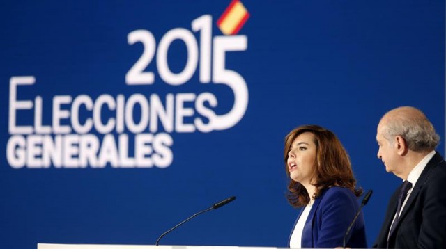 a vicepresidenta del Gobierno Soraya Sáenz de Santamaría y el ministro del Interior Jorge Fernández Díaz durante la rueda de prensa en la que facilitan los datos oficiales del escrutinio de las elecciones generales celebradas hoy en España, esta noche en el Palacio Municipal de Congresos, en Madrid. EFE/ÁNGEL DÍAZ