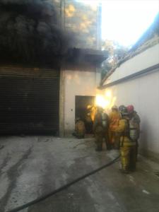 Bomberos de Valencia sofocan incendio detrás del Palacio de Justicia