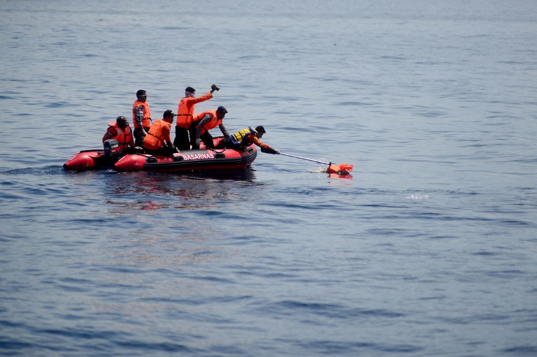 Un muerto y decenas de desaparecidos tras un accidente de barco en Indonesia