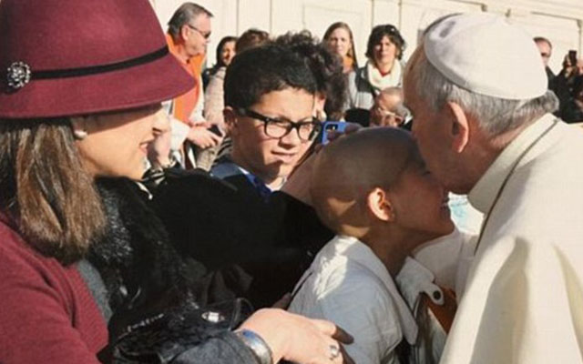 Fue bendecida por el papa Francisco, y un año después se curó de cáncer
