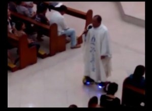 Sancionan a sacerdote filipino por utilizar patineta en misa (Video)