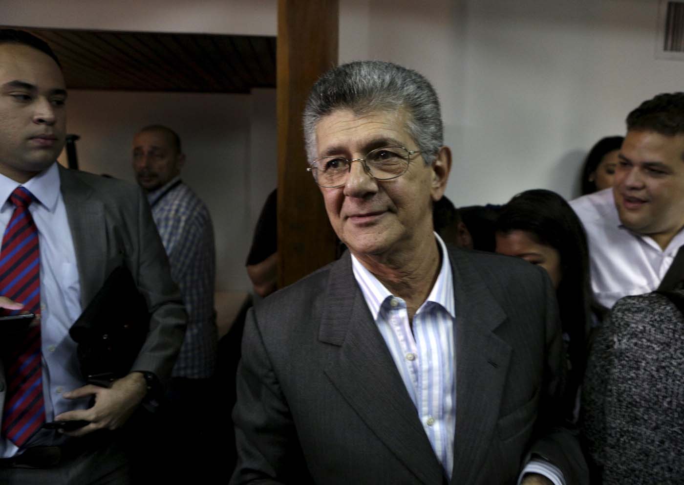 Ramos Allup: No había otra forma de sacar los cuadros de Chávez del Parlamento