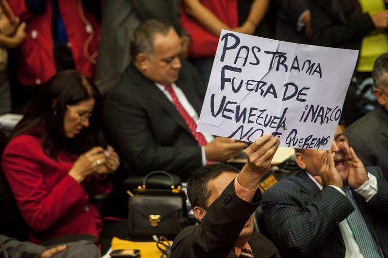 El cabello-madurismo y su pírrica memoria: Video del comandante “supremo” elogiando al presidente Pastrana en la AN