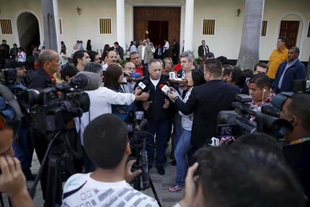 Diosdado Cabello (C), deputy of Venezuela's United Socialist Party (PSUV), talks to the media after a session of the National Assembly in Caracas January 6, 2016. Venezuela's opposition defied a court ruling and swore into the new congress on Wednesday three lawmakers barred from taking their seats, deepening the showdown between the legislature and President Nicolas Maduro's government. REUTERS/Marco Bello