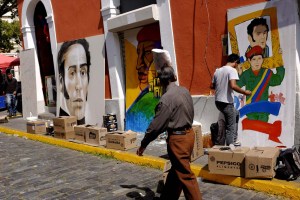 Diputados de la Unidad discuten proyectos de Ley en las calles, mientras oficialismo pinta caras de Chávez
