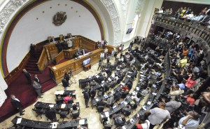 Un Maduro “desesperado” pide “rebelión” contra la AN por Ley de títulos de viviendas