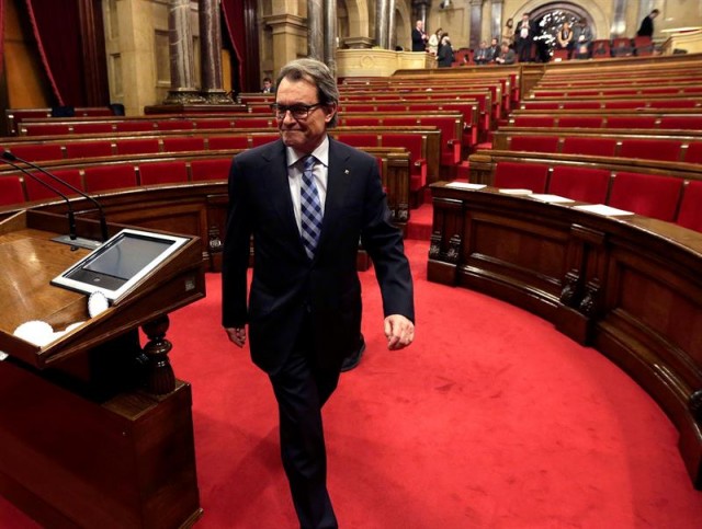 El expresidente de Cataluña renuncia como diputado en pleno desafío independentista