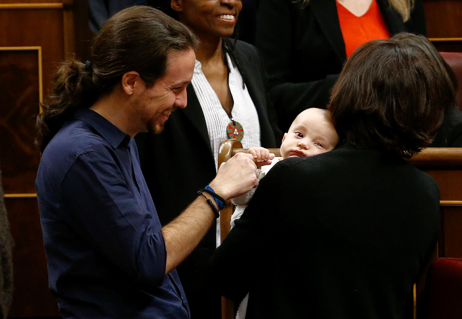 Continúa la polémica en España por la presencia de un bebé en el Parlamento