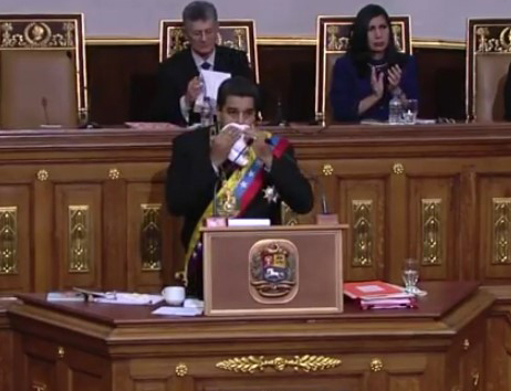 Maduro llegó a la Asamblea haciendo un “chiquero” y VTV no lo transmitió (VIDEO)