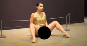 ¡Abiertota! Mostró su vagina “por arte” en un museo parisino y la detuvieron (Fotos)