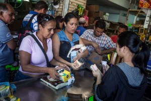 Los salarios en Venezuela solo alcanzan para “medio comer”