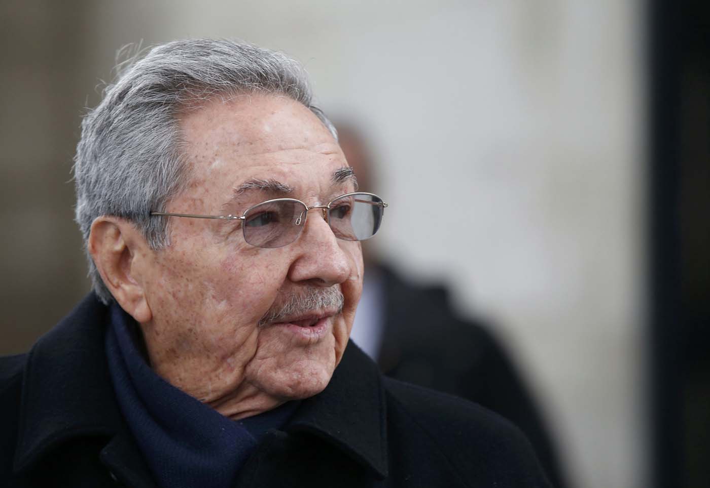 Raúl Castro pide a cubanos apretar el cinturón y rechaza especulaciones de crisis