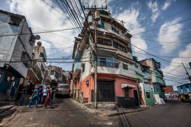 Estudiantes de odontología de la Universidad Central de Venezuela (UCV), la mayor universidad pública del país, llegan al barrio 23 de enero, Caracas, para dar exámenes bucales gratuitos a residentes pobres. Los estudiantes de odontología UCV están luchando para completar sus estudios en medio de recortes presupuestarios y están decididos a mantener su registro de experiencia clínica por su propia cuenta. PHOTO: MIGUEL GUTIÉRREZ PARA THE WALL STREET JOURNAL.