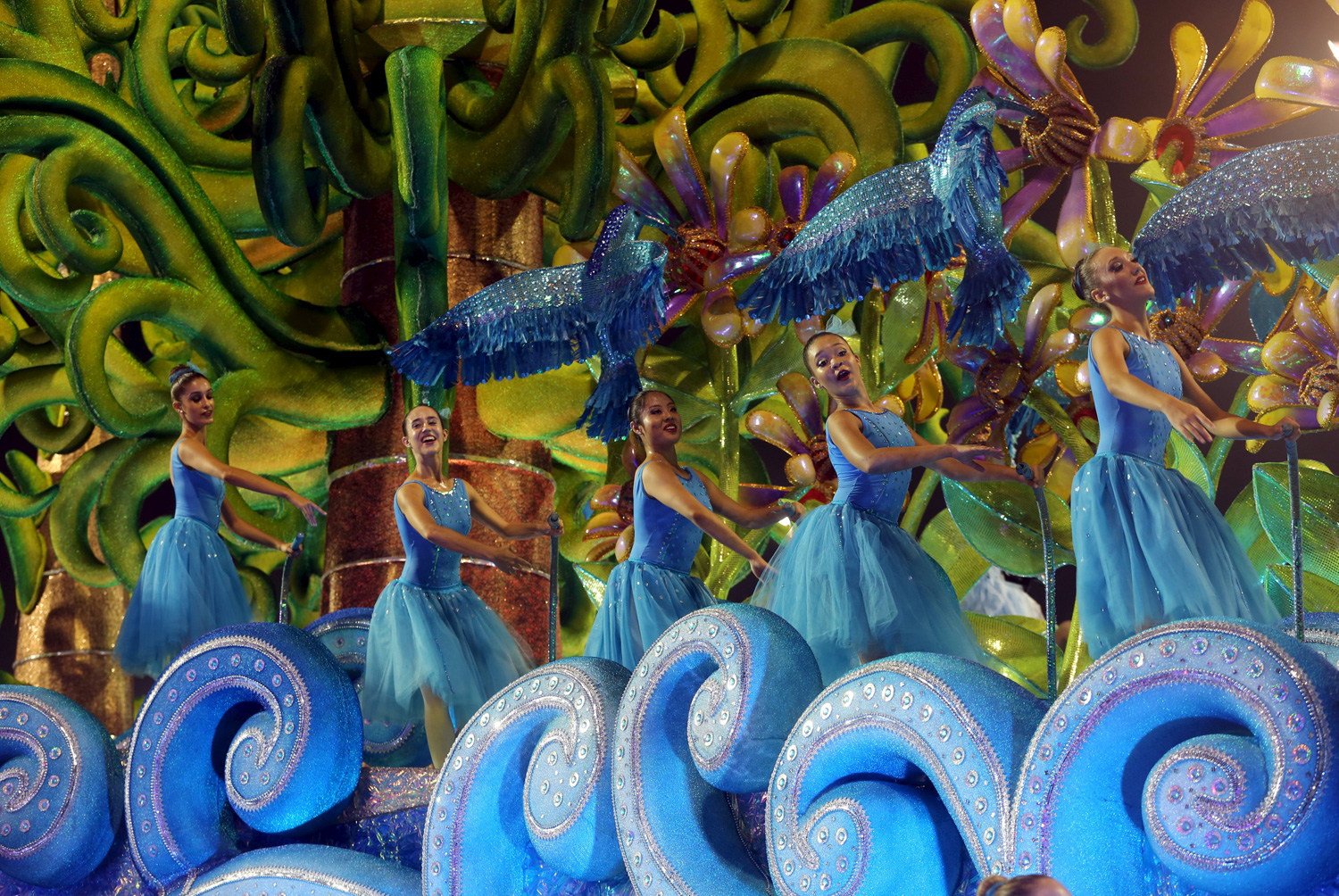 Río de Janeiro pasa la noche de fiesta y madruga por el carnaval