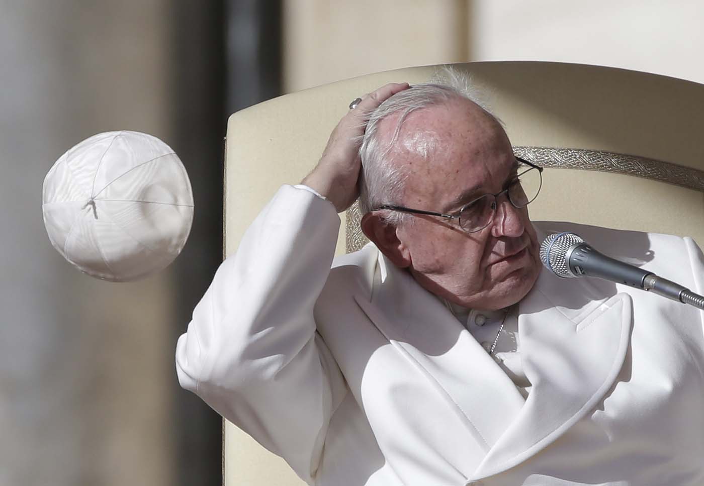 El solideo volador del papa Francisco (fotos)