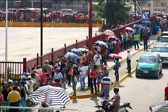 La infinita cola en el Bicentenario de Plaza Venezuela (Fotos + Patria)