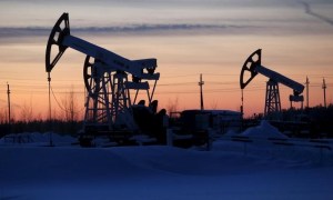 Barril de petróleo sube mientras conversaciones sobre producción se centran en Irán