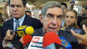 Expresidente Óscar Arias llegó a Venezuela para reunión con la oposición (Fotos)