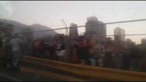 Mientras Maduro habla, así está el pueblo en la calle (Video)