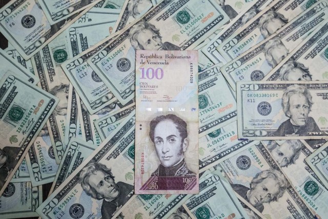 CAR02. CARACAS (VENEZUELA), 17/02/2016.- Fotografía de billetes de pesos mexicanos y dólares estadounidenses hoy, miércoles 17 de febrero de 2016, en Caracas (Venezuela). El presidente venezolano, Nicolás Maduro, anunció hoy una serie de medidas económicas que incluye el primer aumento del precio de la gasolina en el país en 27 años, que sube más de un 6.000 %, una devaluación del bolívar del 58,7 % y un aumento del 20 % de los salarios básicos. EFE/Miguel Gutiérrez